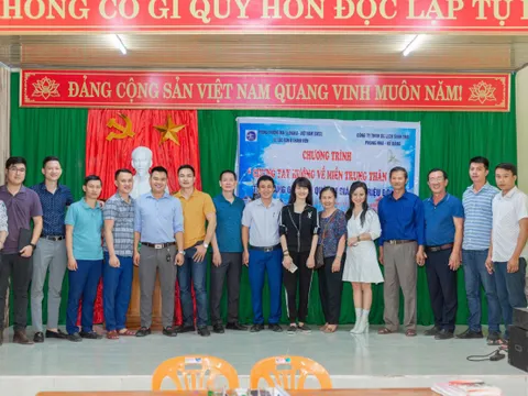 Hoa hậu doanh nhân đại sứ Nga Nguyễn trao máy lọc nước và vật phẩm tiếp sức cho người dân miền Trung tái thiết cuộc sống