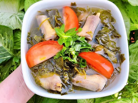 Cách nấu canh chân gà lá giang