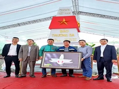 Nghệ nhân Nguyễn Phương Hồng, chủ Vườn Lan Lê Sơn (Hòa Bình) tích cực trong công tác thiện nguyện