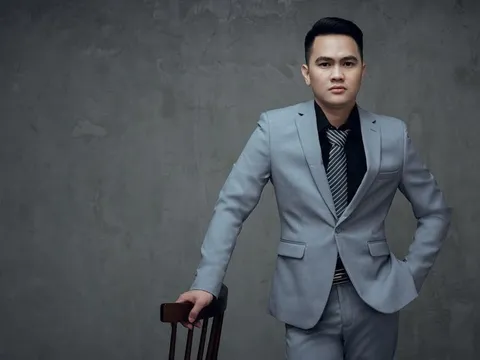 Diễn viên Phạm Tiến Chung diện vest bảnh bao, xuất hiện trong bộ hình mới