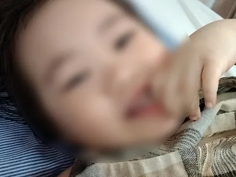 Bé gái 3 tuổi rơi từ tầng 12 chung cư hiện giờ đã có thể cười đùa, ca hát: "Điều kỳ diệu đã đến, con đã tiến triển rất tốt"